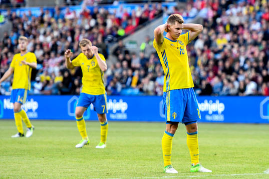 Sveriges Sebastian Larsson och Emil Krafth deppar