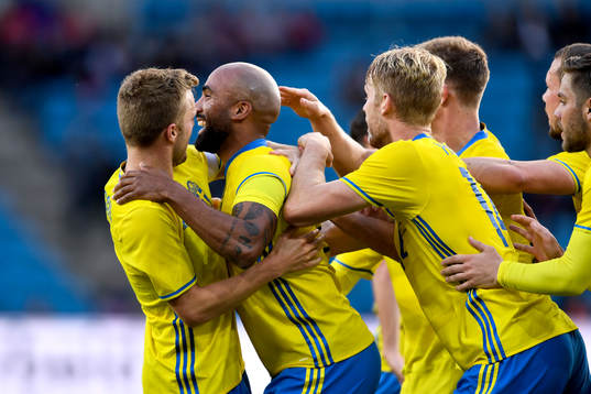 Sveriges Samuel Armenteros jublar med lagkamrater