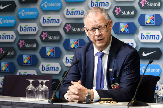 Norges förbundskapten Lars Lagerbäck på en presskonferens