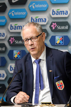 Norges förbundskapten Lars Lagerbäck på en presskonferens