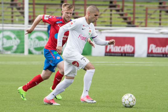 Helsingborgs Andreas Landgren jagar Dalkurds Rawez Lawan  i