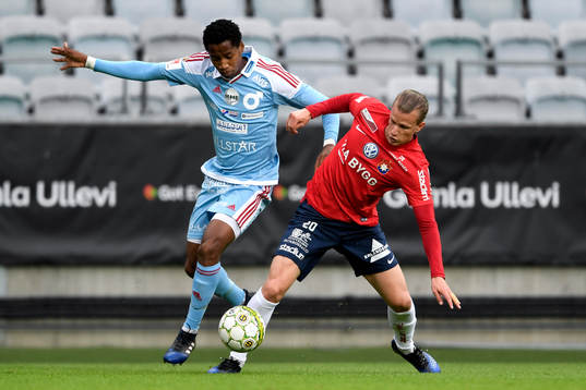 Degerfors Mihlali Mayambela och Örgrytes Sebastian Carlsén
