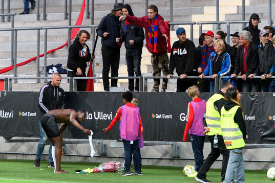 Örgrytes Alexis Yougouda Kada klär av sig och ger bort