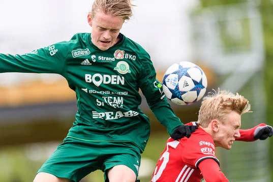 Bodens Filip Daunfeldt i en nickduell med Piteås Johannes
