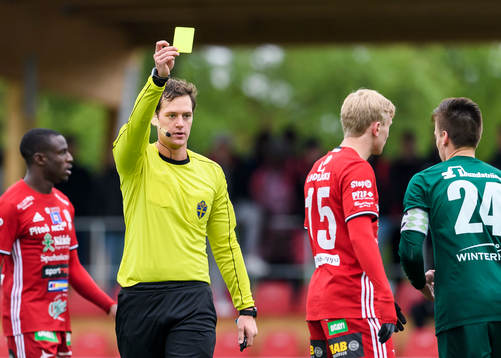 Domare Oskar Nilsson ger Piteås Johannes Lidström gult
