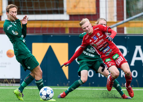 Bodens Erik Stenberg tacklar Piteås Johannes Lidström