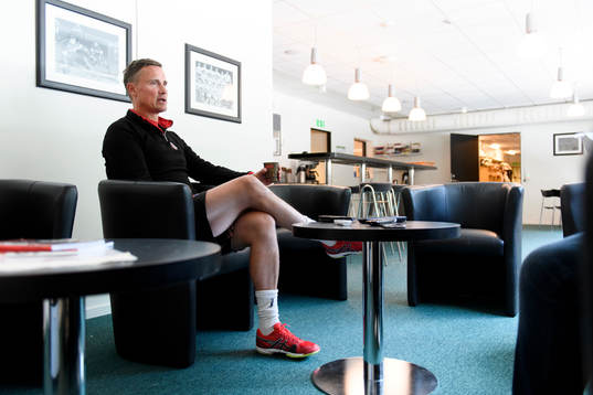 Frölundas tränare Roger Rönnberg blir intervjuad