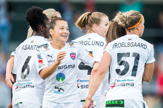 Rosengårds Alexandra Lowe Riley jublar med lagkamrater