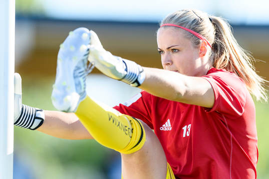 Piteås målvakt Hilda Carlén värmer upp