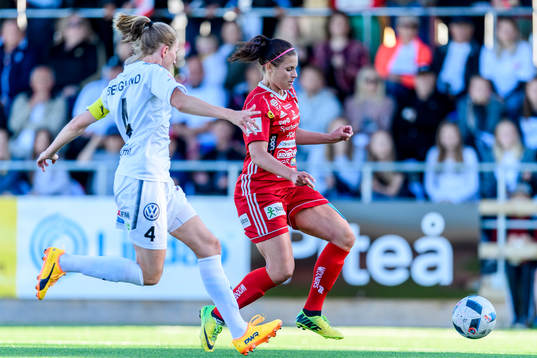 Piteås Hanna Pettersson med bollen