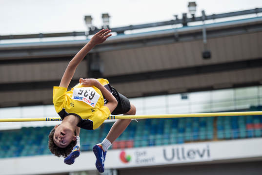 Melwin Holm hoppar höjdhopp