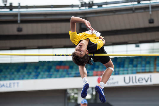 Melwin Holm hoppar höjdhopp