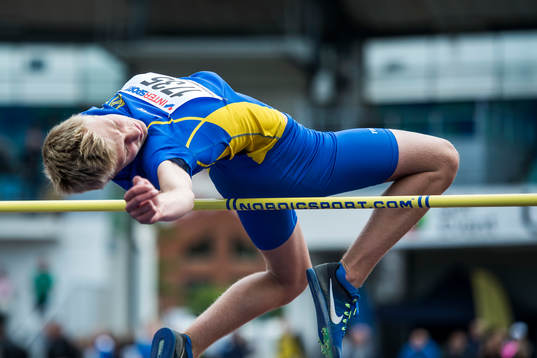 Ludvig Jaasund hoppar höjdhopp