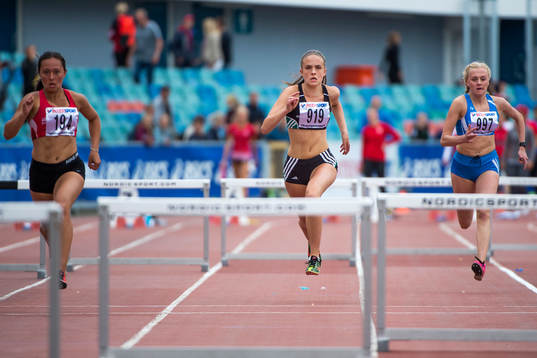 Utövare springer 300m häck