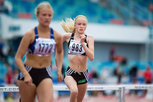 Milla Svanberg springer 300m häck