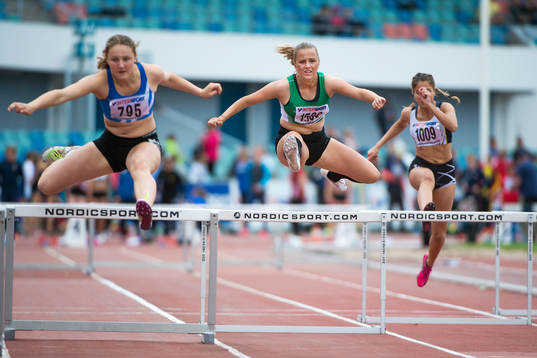 Ella Larssen (m) och Orchina Ghreibo (th) springer 300m