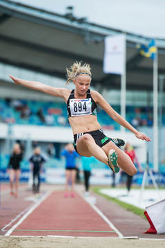 Nikki Anderberg hoppar längdhopp