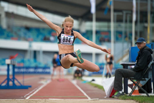 Nikki Anderberg hoppar längdhopp