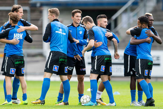 Halmstads spelare före fotbollsmatchen i Allsvenskan