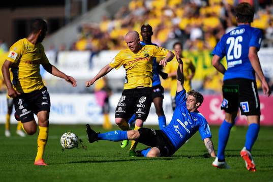 Elfsborgs Simon Lundevall och Halmstads Marcus Mathisen