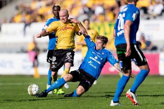 Elfsborgs Simon Lundevall och Halmstads Marcus Mathisen