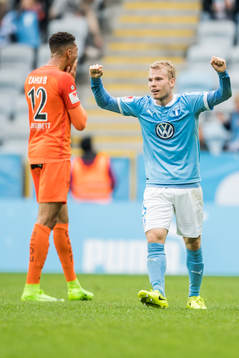 AFC Eskilstunas Aaron Zahui Bazoukou deppar och Malmö FFs