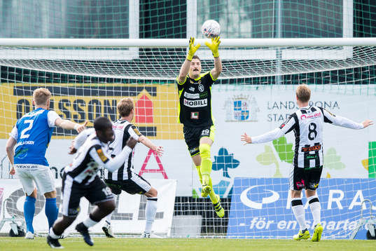 Landskronas målvakt Ivo Vazgec är ute och räddar