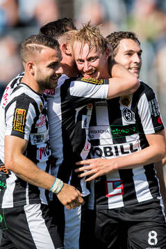 Landskronas Måns Ekvall jublar med lagkamrater