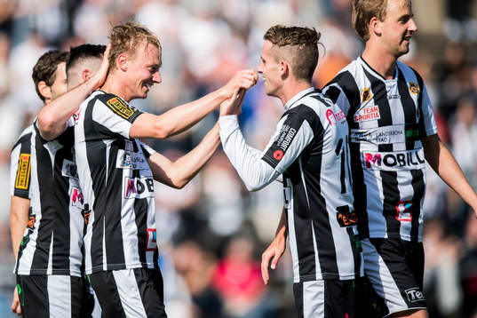 Landskronas Måns Ekvall jublar med lagkamrater