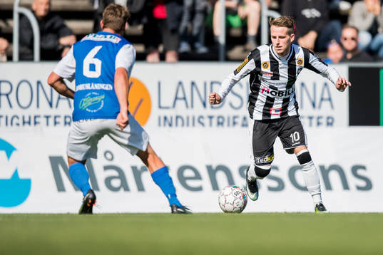 Oddevolds Rickard Johansson (ryggen mot kameran) och