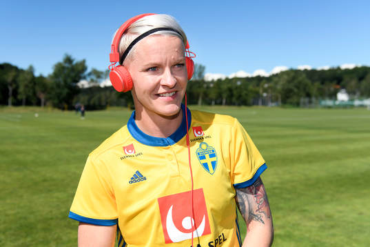 Nilla Fischer med hörlurar på sig innan en träning med
