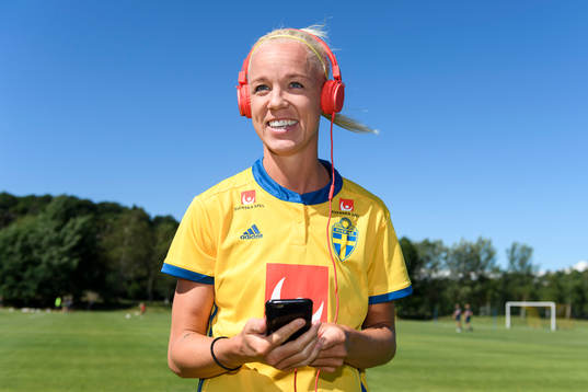 Caroline Seger med hörlurar på sig innan en träning med