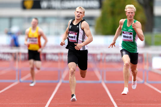 Isak Andersson, Upsala IF, tävlar 400m häck
