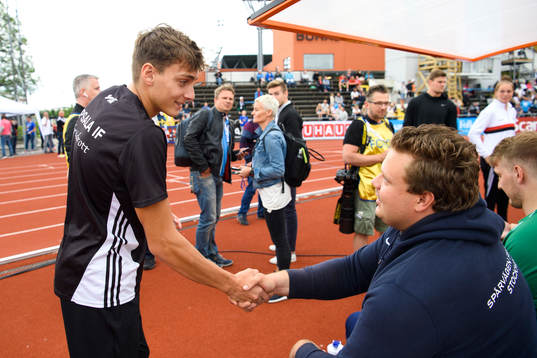 Armand Duplantis, Upsala IF, tar i hand med Daniel Ståhl,