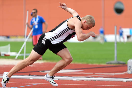 Isak Andersson, Upsala IF, tävlar 400m häck
