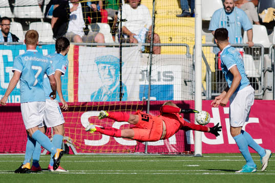 Malmö FFs Alexander Jeremejeff gör 0-1-målet bakom