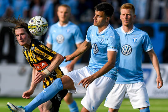 Malmö FFs Alexander Jeremejeff tar ner bollen framför