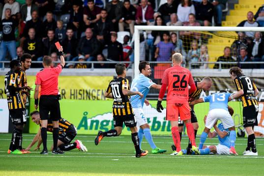 Häckens Egzon Binaku får rött kort