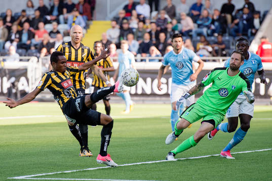 Häckens Alexander Farnerud ser Nasiru Mohammed skjuta mot