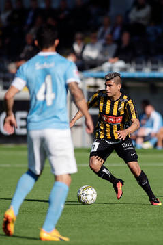 Malmö FFs Behrang Safari försvarar mot Häckens Paulinho