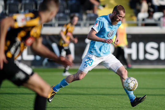 Malmö FFs Jo Inge Berget driver bollen framåt