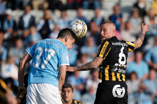 Malmö FFs Dennis Hadzikadunic  i nickduell med Häckens