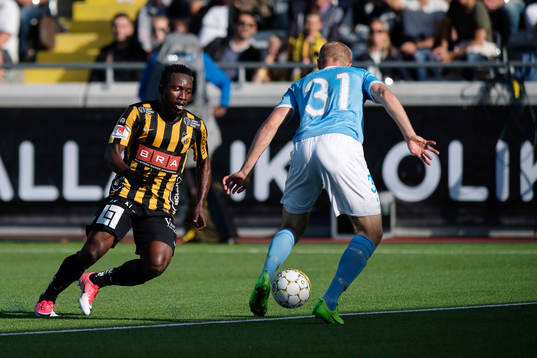 Häckens Chisom Egbuchulam driver bollen mot Malmö FFs