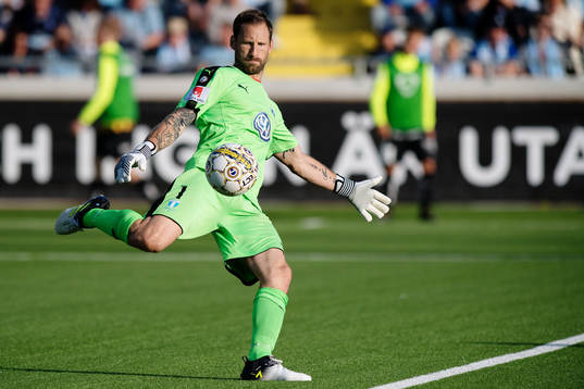 Malmö FFs målvakt Johan Wiland med en tuspark