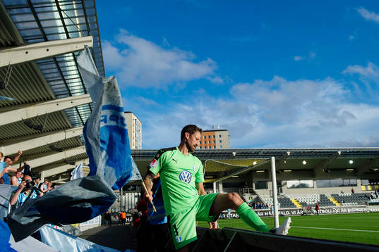 Malmö FFs målvakt Johan Wiland med en malmöflaggs