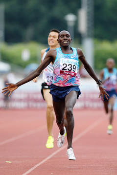 Cornelius Kangogo, Kenya, går i mål som etta