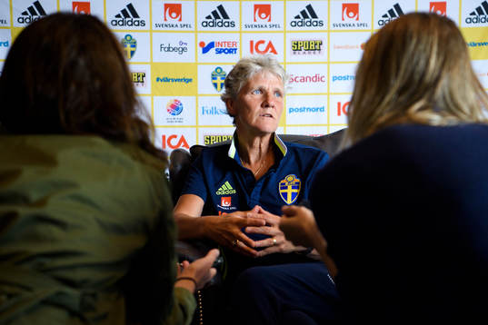 Förbundskapten Pia Sundhage blir intervjuad