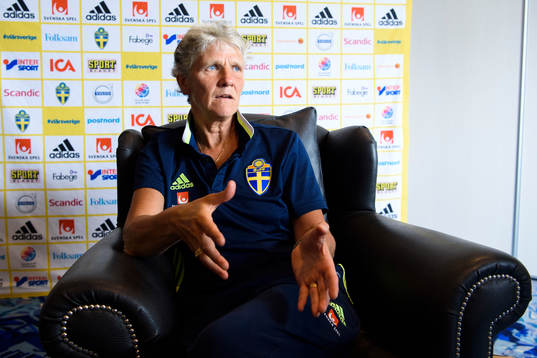 Förbundskapten Pia Sundhage blir intervjuad