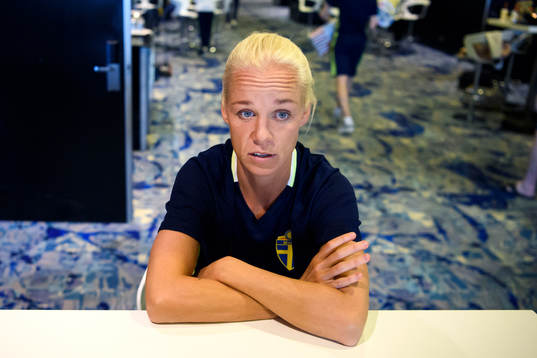 Caroline Seger blir intervjuad