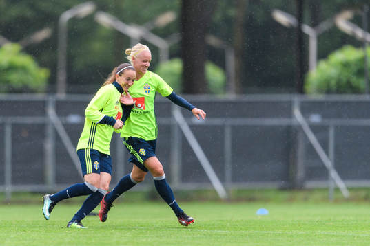 Kosovare Asllani och Caroline Seger